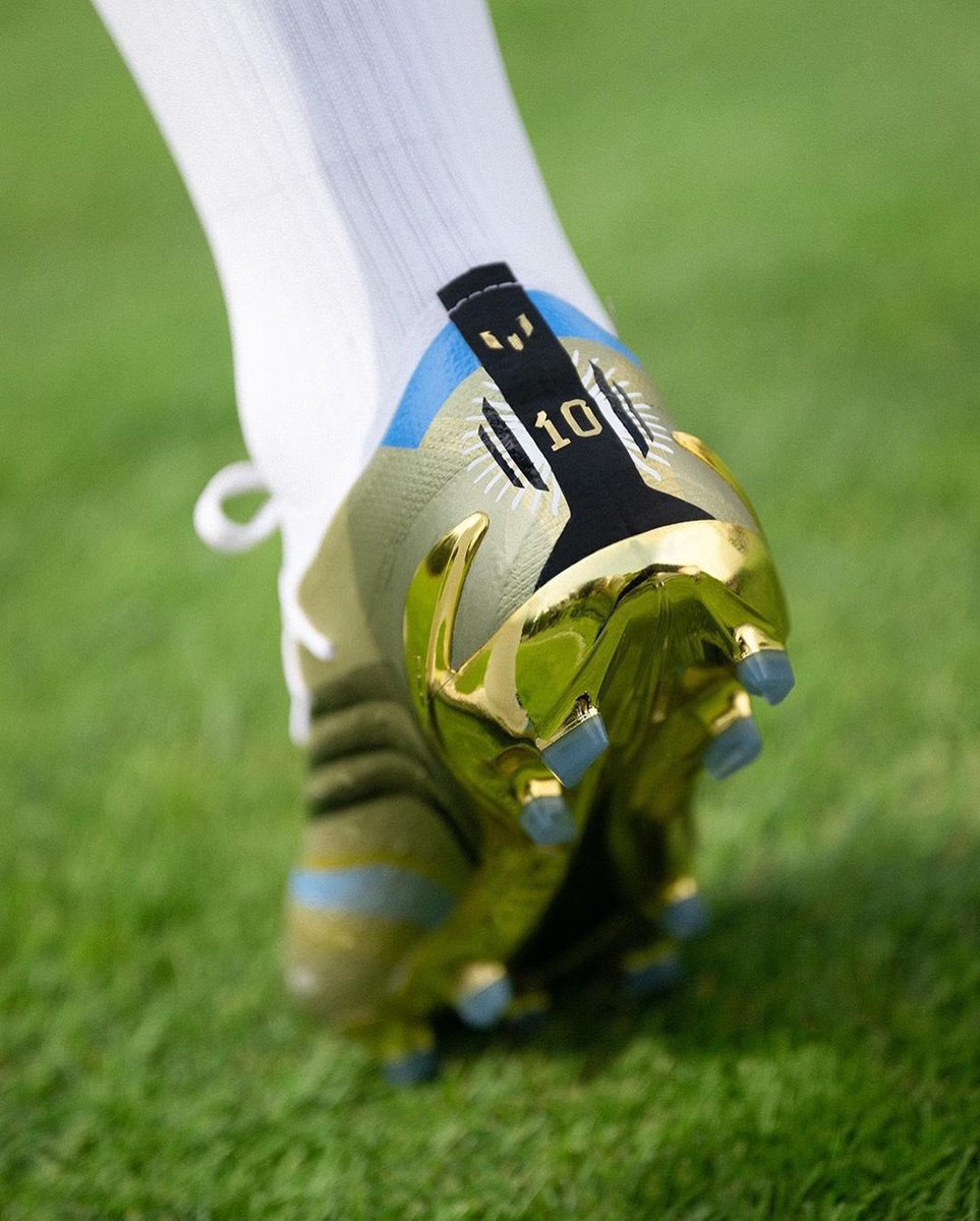 SC_ESPN's tweet photo. ⚽🔥 Lionel Messi presentó los nuevos botines que lucirá en #Qatar2022. ¿Que te parecen? https://t.co/52qWLeFEb9