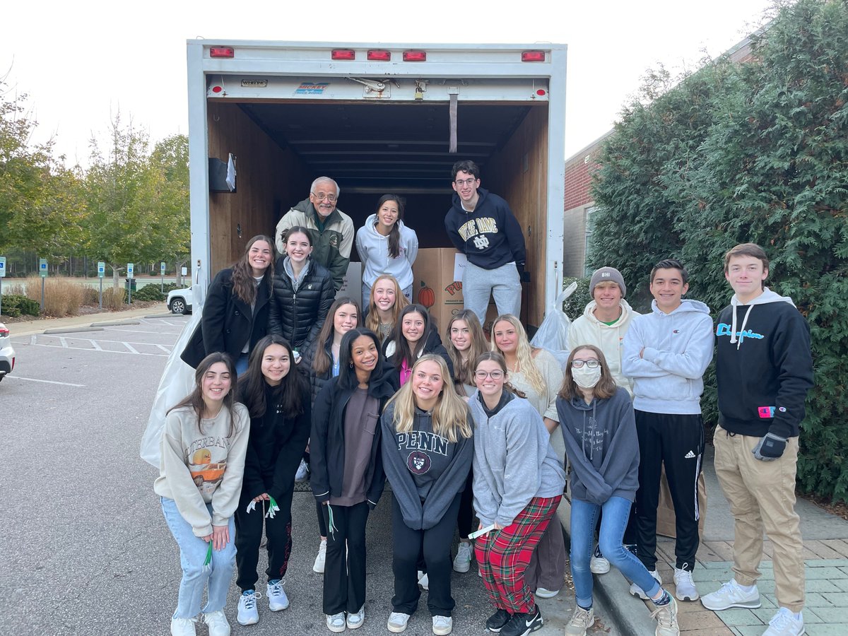outreach_cghsnc's tweet photo. Over 5,000 lbs of food collected! Always amazed by the generosity of our @cghsnc community when it comes time for us to support the families being served by @cporaleigh Shout out to @FYI_cghsnc for organizing &amp; staffing the "truck" all morning long #GibbonsServes #GibbonsGrateful https://t.co/tyd7kZNbKg