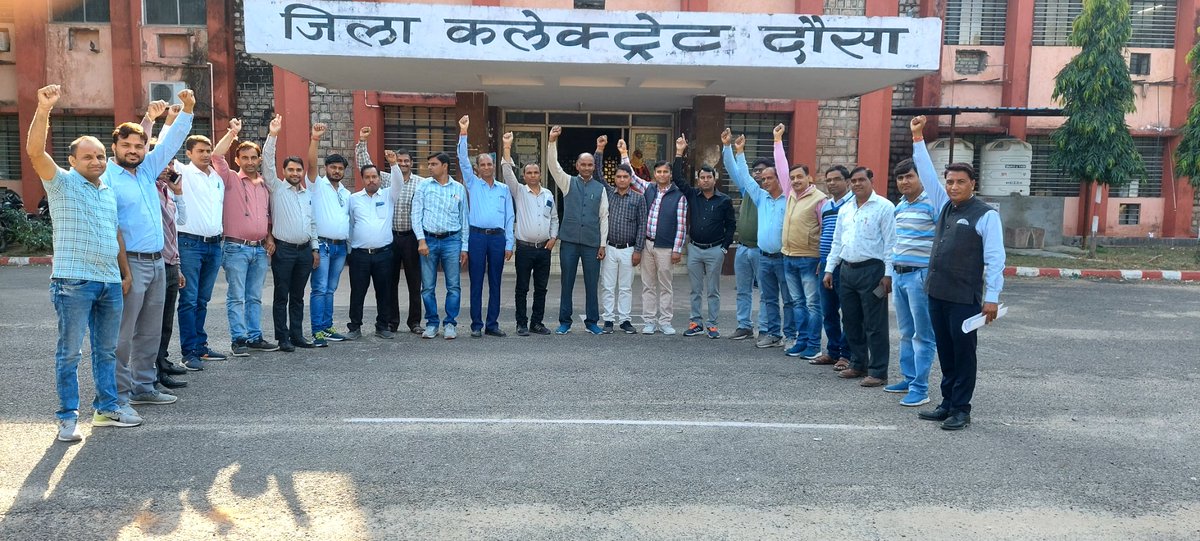 AshokShekhpura's tweet photo. उपप्रधानाचार्य पद पर शीघ्र DPC करवाने हेतु जिला कलेक्टर दौसा को मुख्यमंत्री के नाम ज्ञापन दिया।
@ashokgehlot51 @RajCMO @GovindDotasra @DrBDKallaINC @_lokeshsharma @AapkaMurarilal @mamta_bhupesh @1stIndiaNews @News18Rajasthan @rpbreakingnews @DainikBhaskar @DmDausa https://t.co/bV9wIDMgtF