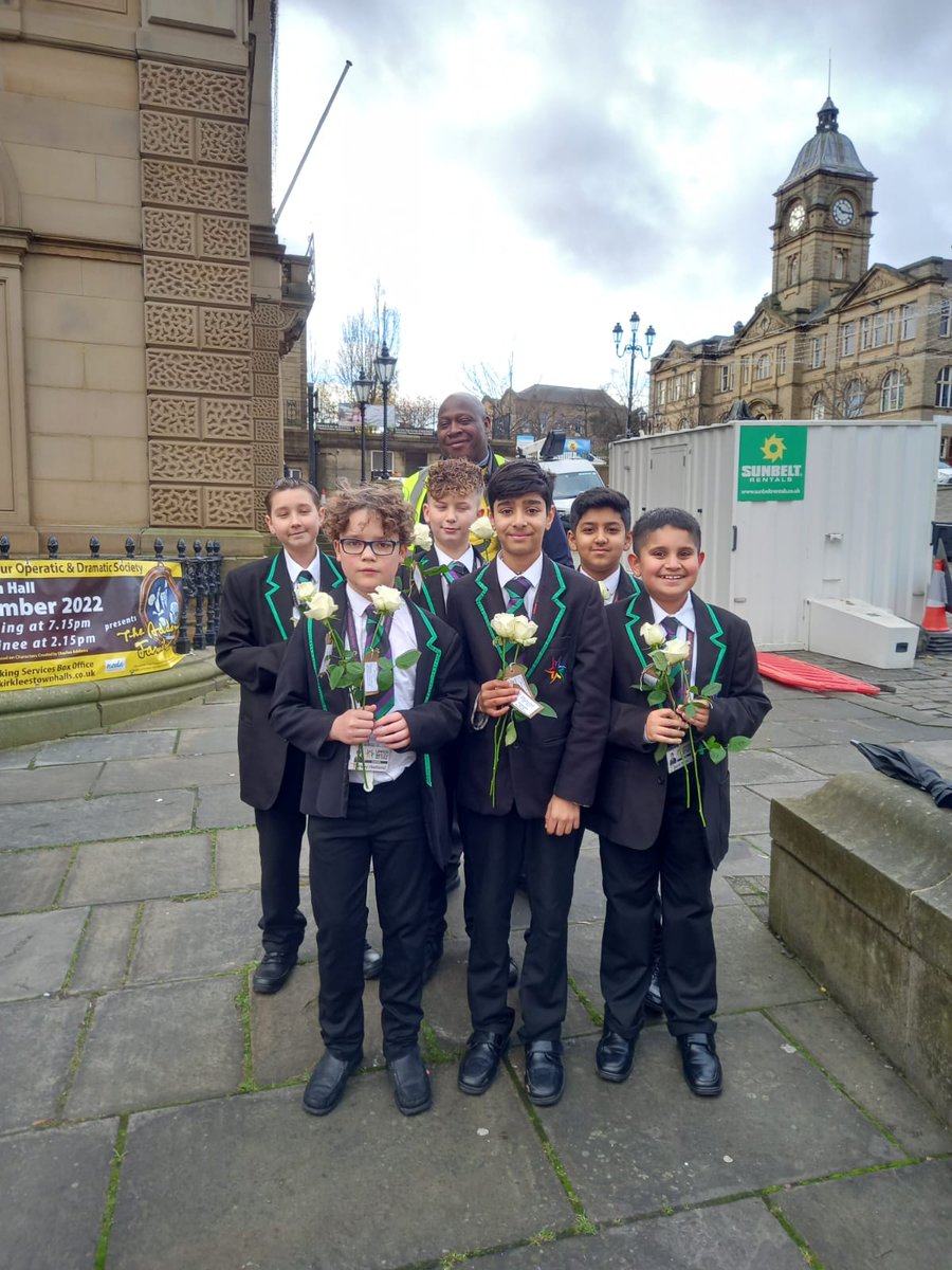 KirkleesCI's tweet photo. Promoting peace with roses in Batley as part of Roses for peace @nkif #ifweek @markumpleby #batley https://t.co/77ECGlaHDj