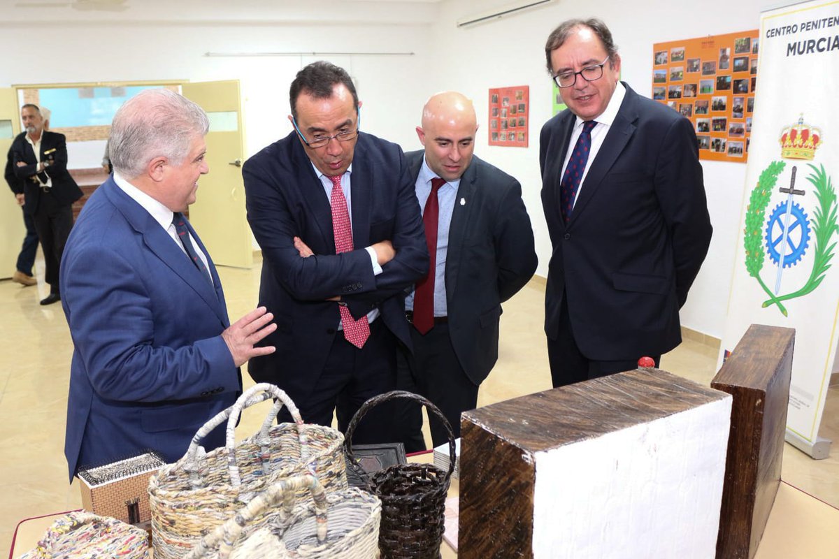 DelegGobMurcia's tweet photo. En la conmemoración del 42 aniversario de la prisión de Sangonera, @pepevelez_, ensalza el modelo penitenciario español, felicita a los funcionarios de @IIPPGob y valora la actitud de los internos para culminar una plena y satisfactoria reinserción social https://t.co/q6BbONsZpf
