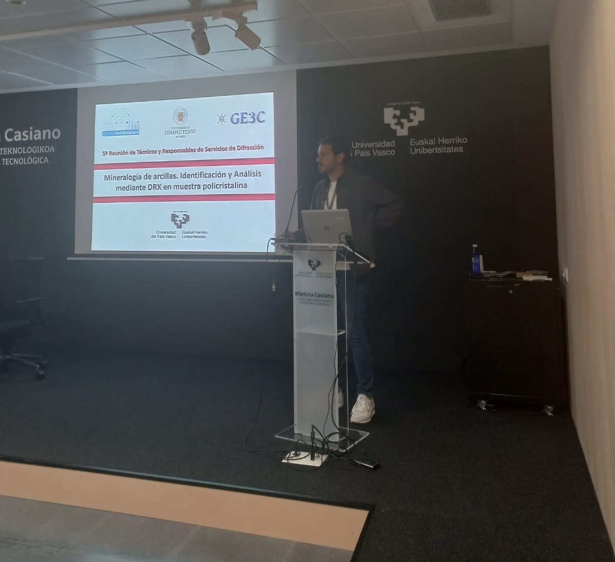 SGIker's tweet photo. Xabier Arroyo, desde la Complutense de Madrid, nos explicó los entresijos de la  Difracción de Rayos X en arcillas el viernes 18 de noviembre en la #5REU2022RX https://t.co/cw422JeMNc