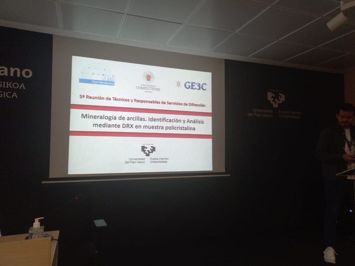 SGIker's tweet photo. Xabier Arroyo, desde la Complutense de Madrid, nos explicó los entresijos de la  Difracción de Rayos X en arcillas el viernes 18 de noviembre en la #5REU2022RX https://t.co/cw422JeMNc