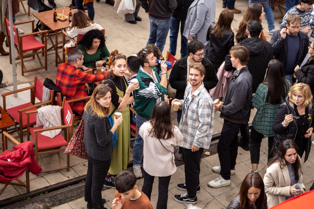 MercadodMotores's tweet photo. ¡Estamos de aniversario!🎉y traemos una edición especial el 26 y 27 de noviembre.
Que mejor que rodeados de trenes, food trucks, música en directo, entretenimiento y compras únicas.
¡Os esperamos!🎈
#mercadodemotores #eventosmadrid #mahoudrid #planesconniños #musica #madridmola https://t.co/gR6v4mNfsC