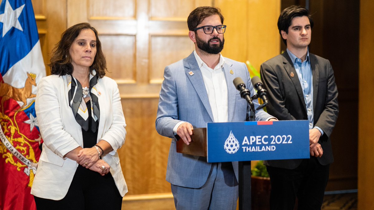 subrei_chile's tweet photo. #apec2022 | Canciller @UrrejolaRREE y Subsecretario @jmahumadaf participan en Reunión Ministerial de APEC 🌏
Conoce aquí los detalles sobre la participación de las autoridades de @Minrel_Chile en APEC: https://t.co/fcuaX0PF7g https://t.co/JFGjRzvqXC