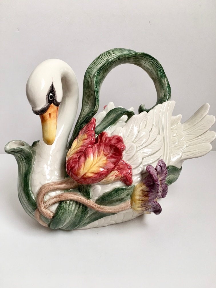 jarmgirl's tweet photo. Really love this, from the Etsy shop BrocanteAttic. https://t.co/A3g0iLJmwp #etsy #springhomedecor #easterhomedecor #decorativefigure #cottagecoredecor #eastercenterpiece #tulipswanteapot #fitzfloydswan #tealovergift #birthdaygift https://t.co/2dtHLiI9nn
