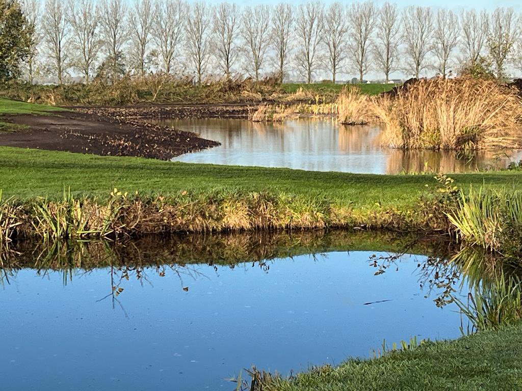 De Ridder graaft natuurlijke oevers op hole 4 van <a href="/zeegersloot/">Golfclub Zeegersloot</a> #Golf #fgolfbaan #golfclub #gczeegersloot