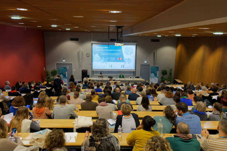 CHLaborit's tweet photo. "Améliorer la pris en soin du psychotraumatisme chez les exilés" thème de l'intervention du Pr Thierry Baubet - psy responsable du CRP Paris nord @CN2R_France au Congrès de Psychotraumatologie #Poitiers Université de Poitiers @ARS_NAquit https://t.co/Q9HO142T98
