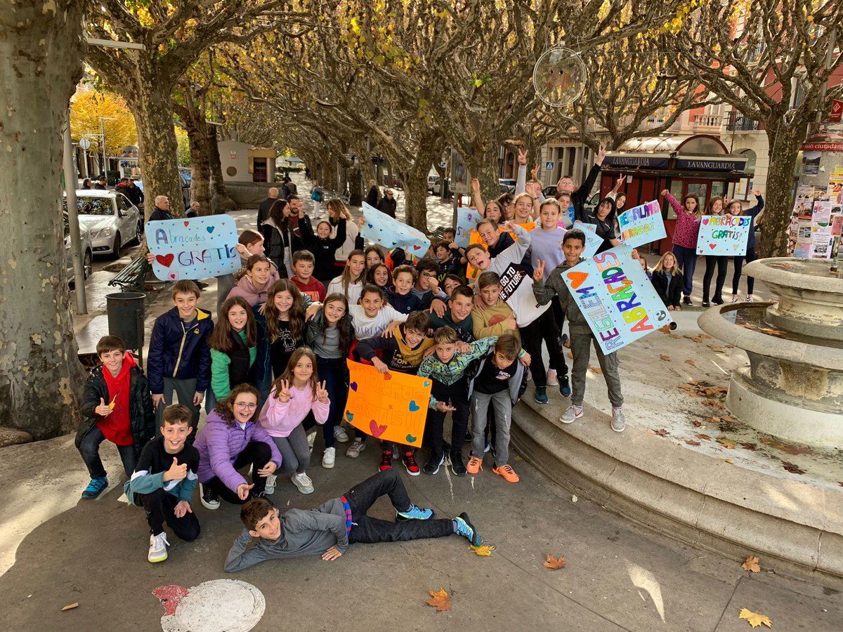 LaSalleLaSeu's tweet photo. Els projectes #NCA es basen en el desenvolupament humà i social dels nostres alumnes, no tan sols l'acadèmic. Així, aprenem sobre els drets humans i hem fet la cloenda del primer projecte de 6è regalant abraçades a la gent de la Seu! #NCAlaSalle #laSallelaSeu #Juntesijuntsmillor https://t.co/WOZhVnsiIy