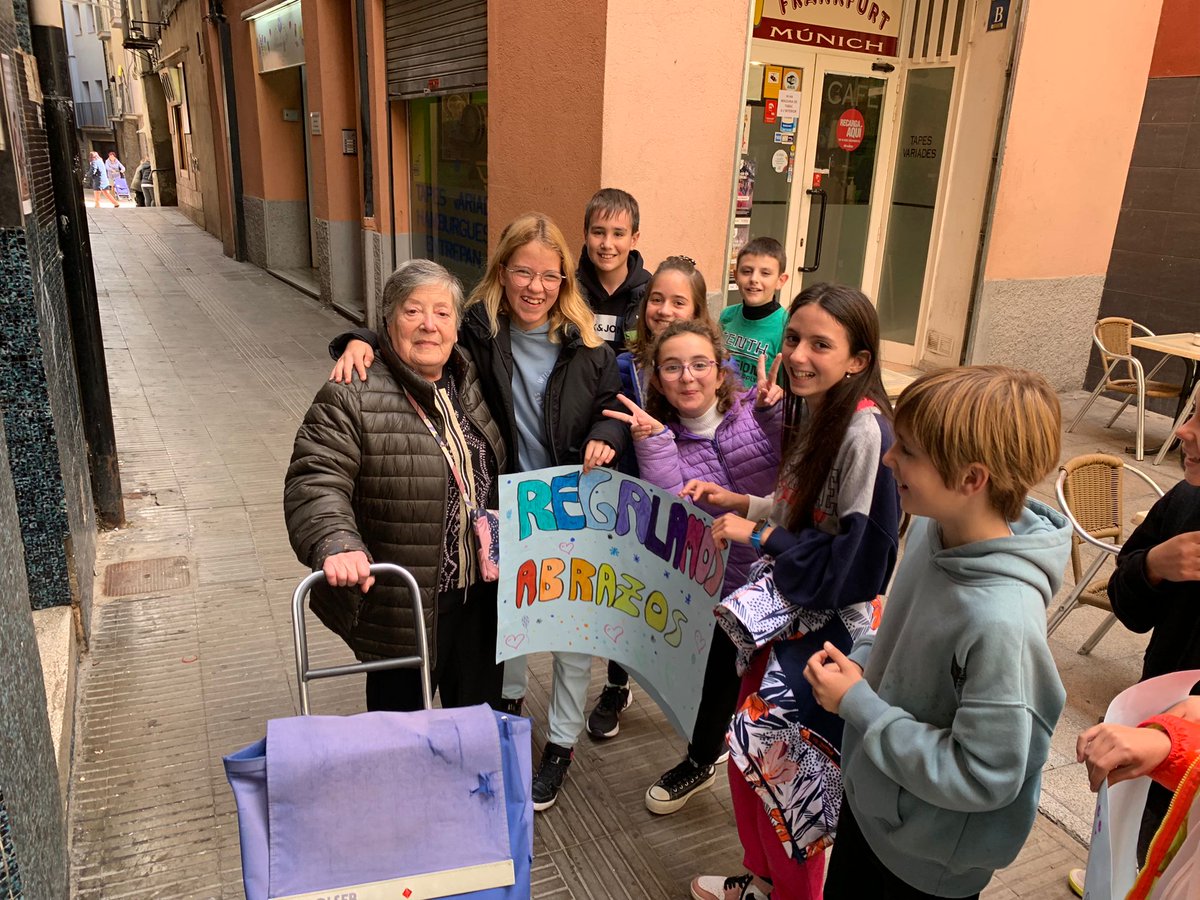 LaSalleLaSeu's tweet photo. Els projectes #NCA es basen en el desenvolupament humà i social dels nostres alumnes, no tan sols l'acadèmic. Així, aprenem sobre els drets humans i hem fet la cloenda del primer projecte de 6è regalant abraçades a la gent de la Seu! #NCAlaSalle #laSallelaSeu #Juntesijuntsmillor https://t.co/WOZhVnsiIy