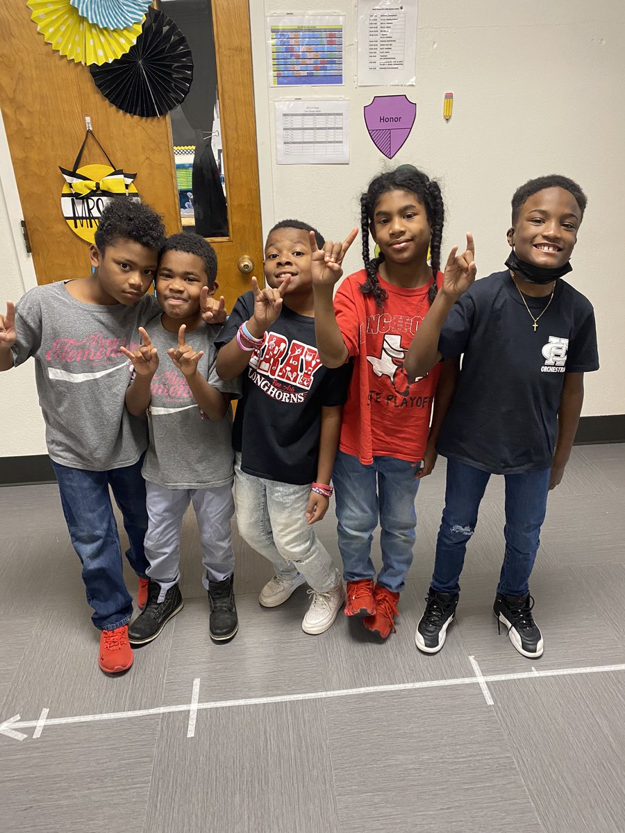 brayelementary's tweet photo. Bray Has School Spirt And Unity!! We Are Longhorns, We Are One!! 😃🤘🏽📚 #GreatThingsHappenHere #Believe #OneVoiceOneSound @BrayiServe @cedarhillisd https://t.co/8S9JxnZIoS