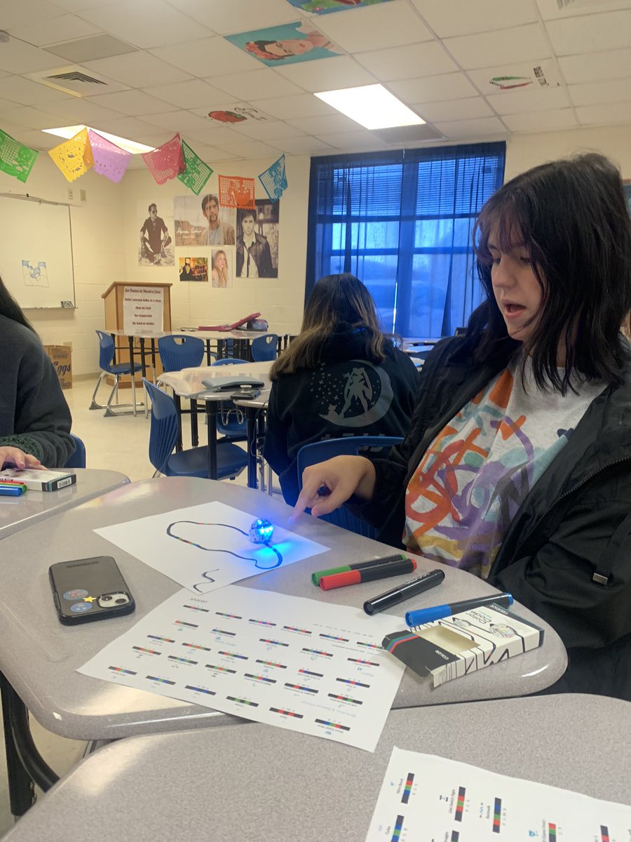 SraHoltFHS's tweet photo. STEAM in Español!  #ozobots #fairhopehigh #bcbefullsteamahead @Alliebcbe https://t.co/av8fwQxbaE
