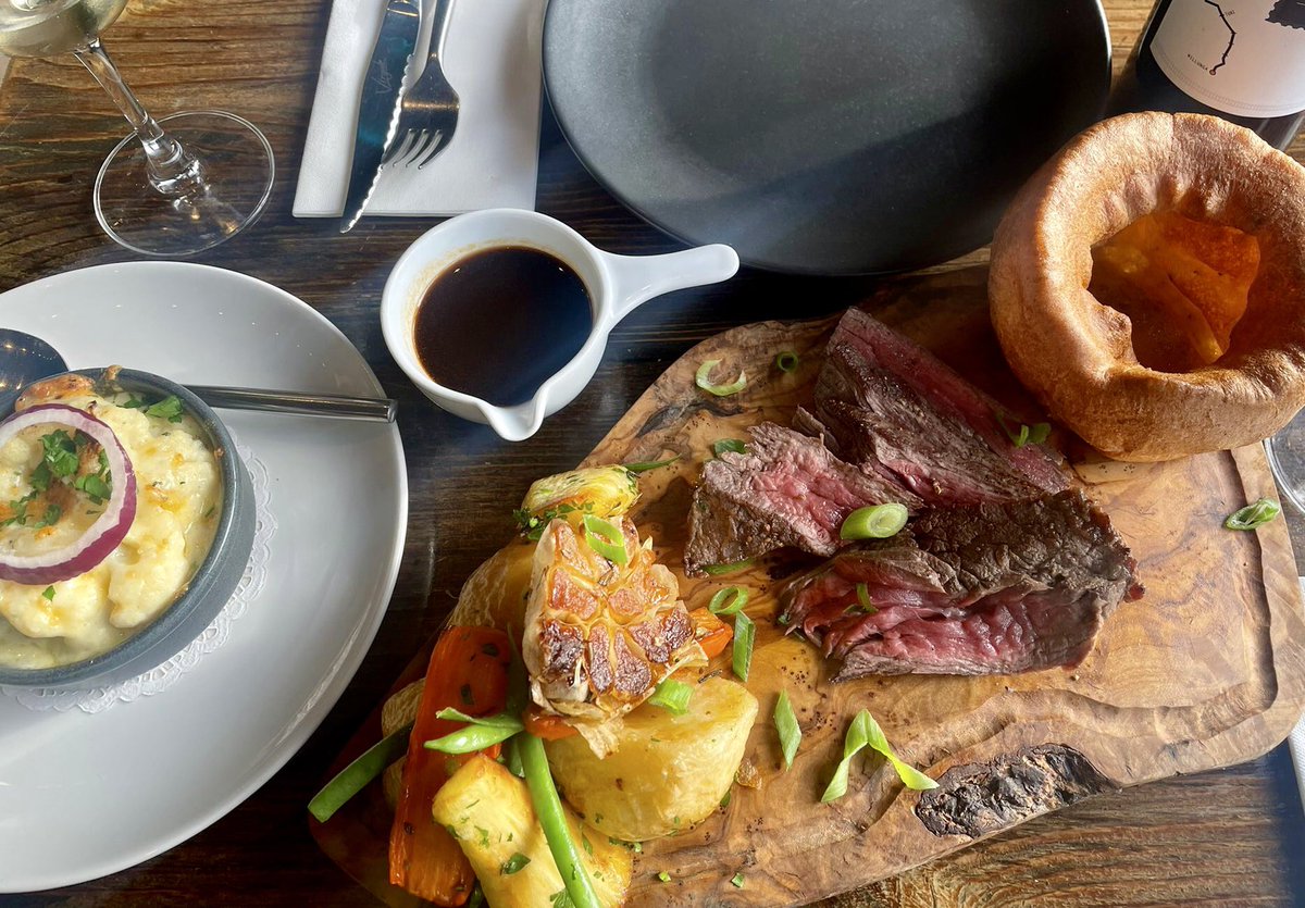 SUNDAY ROASTS ARE BACK 🎉 Choose from our mouth-watering Slow Herb, Lemon &amp; Honey Chicken, Roasted Hereford Rare Breed Beef or Pumpkin, Lentil &amp; Sun-Dried Tomato Nut Roast. parksedgebarandkitchen.com/food-and-drink…
#londonroast #hernehill #dulwich #brixton #southlondon #lambeth #southwark #se24