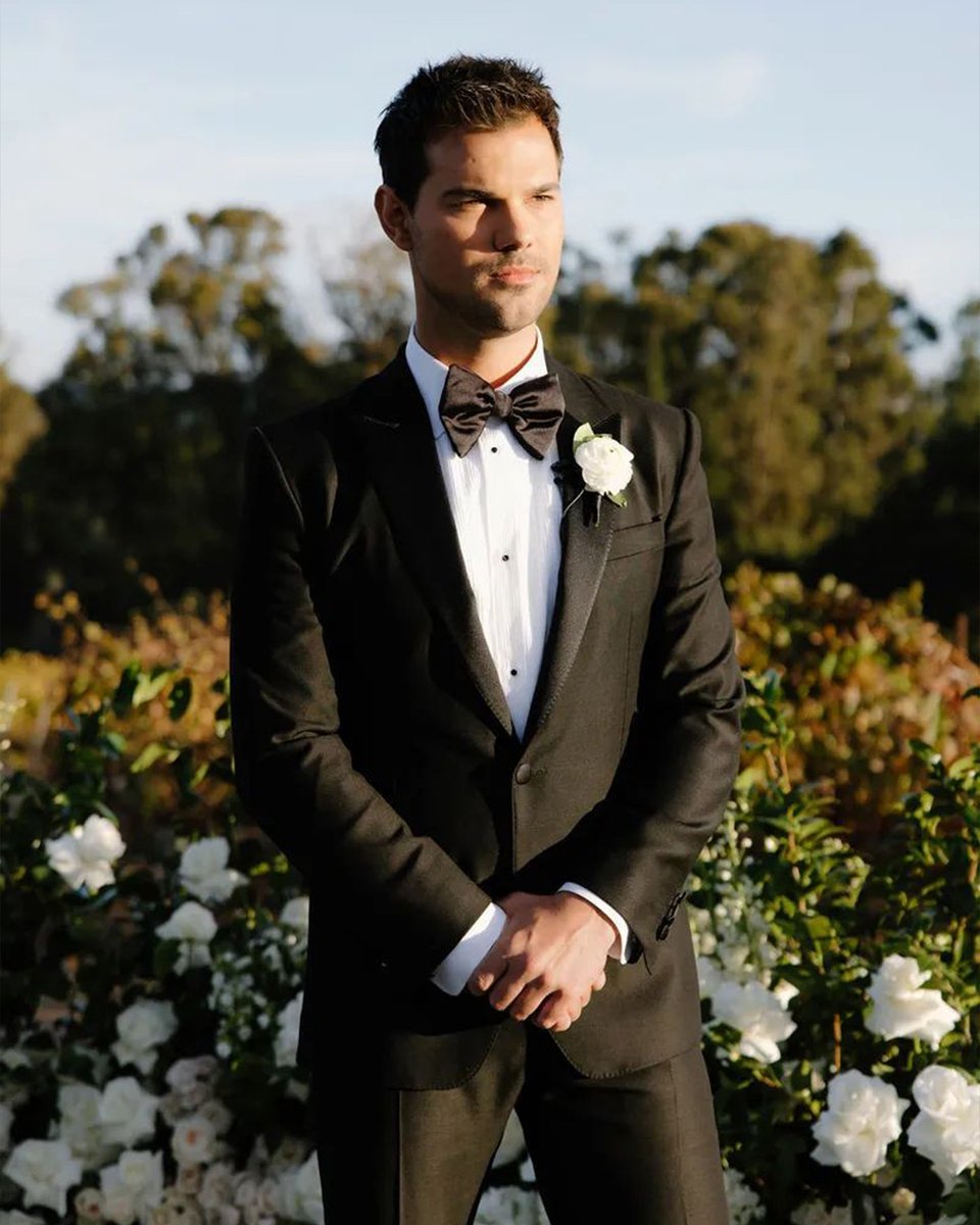 dolcegabbana's tweet photo. Taylor Lautner wore #DolceGabbana total looks for his wedding at the Epoch Estate Winery.

Styled by Sonia Young

#DGCelebs https://t.co/fsFcPvUP3m