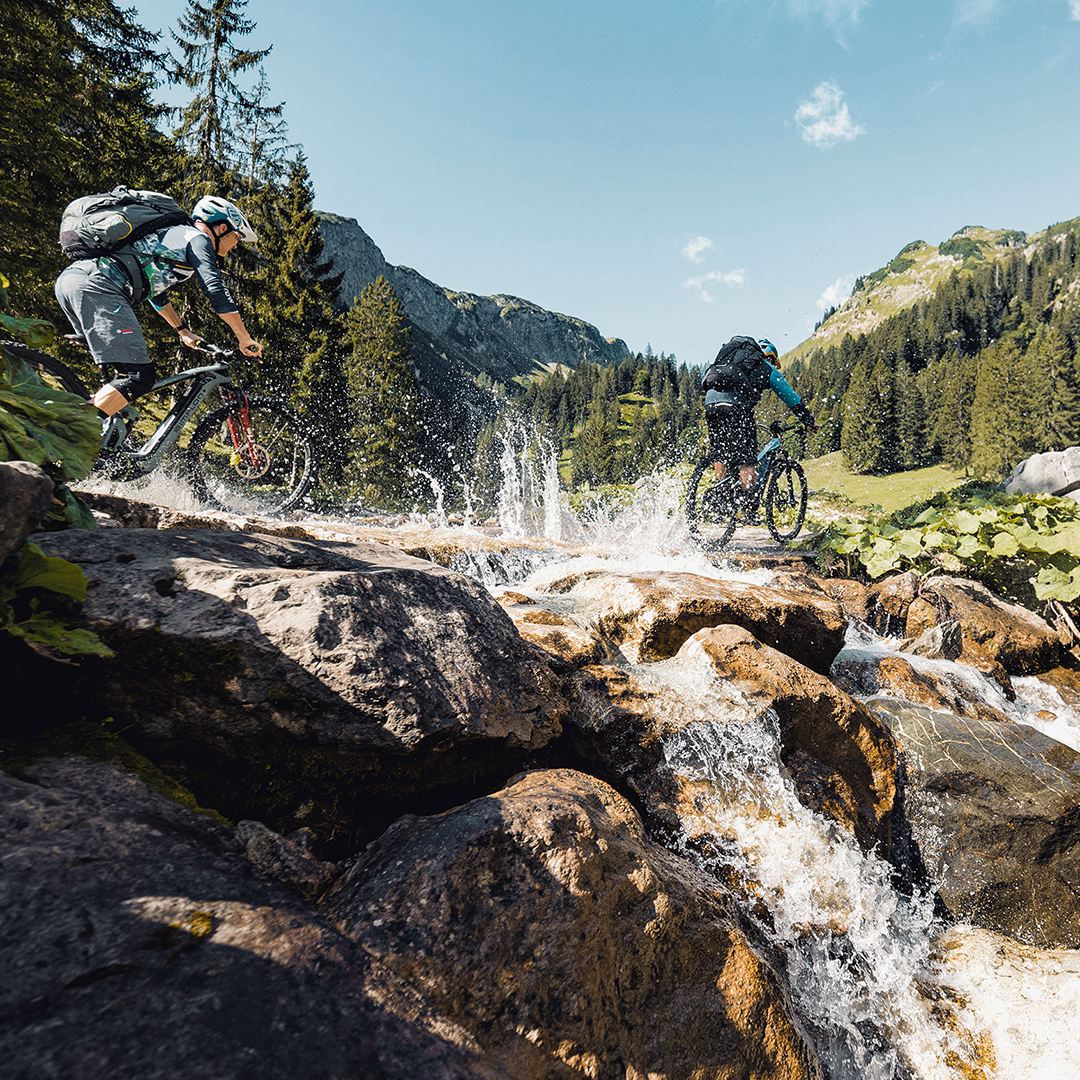 BoschEspana's tweet image. Los Alpes son uno de los destinos turísticos más populares del mundo y albergan espectaculares aventuras al aire libre. La ruta Heckmair es un clásico absoluto, con 400 km y 13 500 metros de desnivel. ¿Cuál es tu ruta favorita de montaña? bit.ly/3tsXuGJ #uphillflow