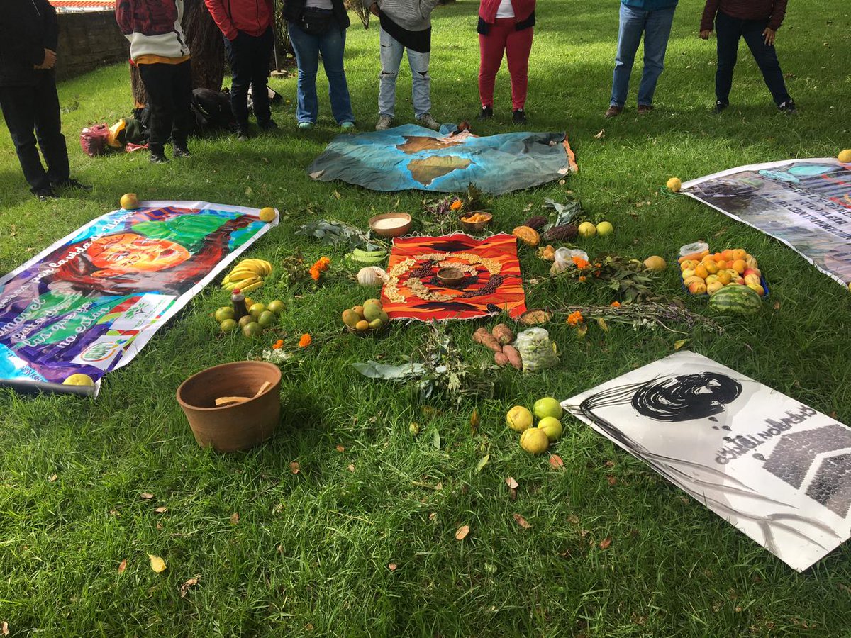 EcDecideSinTLC's tweet photo. Iniciamos la Asamblea Nacional de la red Ecuador Decide, Mejor sin TLC.
Las delegaciones se reúnen para ser parte de un acto simbólico, una #CeremoniaIntercultural
#AsambleaEcuadorDecide
#NoTLC
#TLCLaOtraPandemia https://t.co/WQTBfwjyo4