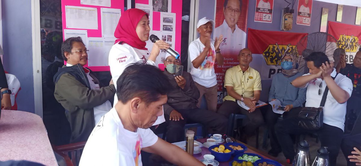 hazlandswk's tweet photo. Kpg Semilang :
Menyeberang ke Kpg Semilang untuk bertemu pengundi yang sentiasa teguh menyokong kerajaan #GPS atas segala usaha untuk mempercepatkan segala pembangunan demi kesejahteraan rakyat.
#PRU15
#GPS
#P193
#SANTUBONG https://t.co/ZMmjhltqdd