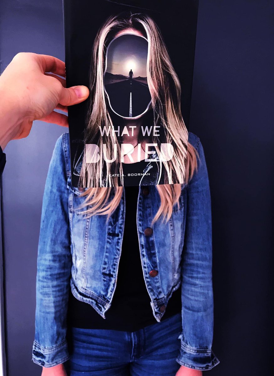 book_jenn's tweet photo. June 26, 2020
Teen thriller ✔️ 
Sister ✔️ 
Black wall ✔️
.
.
#bookface #bookfacefriday #bookfacechallenge https://t.co/ZbGd2oxwLq