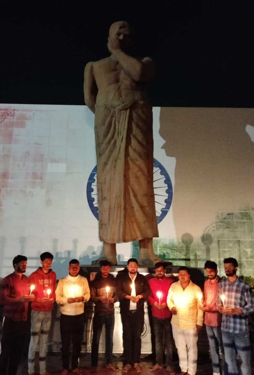 SaurabhSaujanya's tweet photo. CSAUAT कैम्पस स्थित अमर शहीद चंद्रशेखर आजाद प्रतिमा के समक्ष #रेजांगला के वीर शहीदों की स्मृति में दिया जलाकर श्रद्धांजलि अर्पित की. https://t.co/jy5KGBbNxO