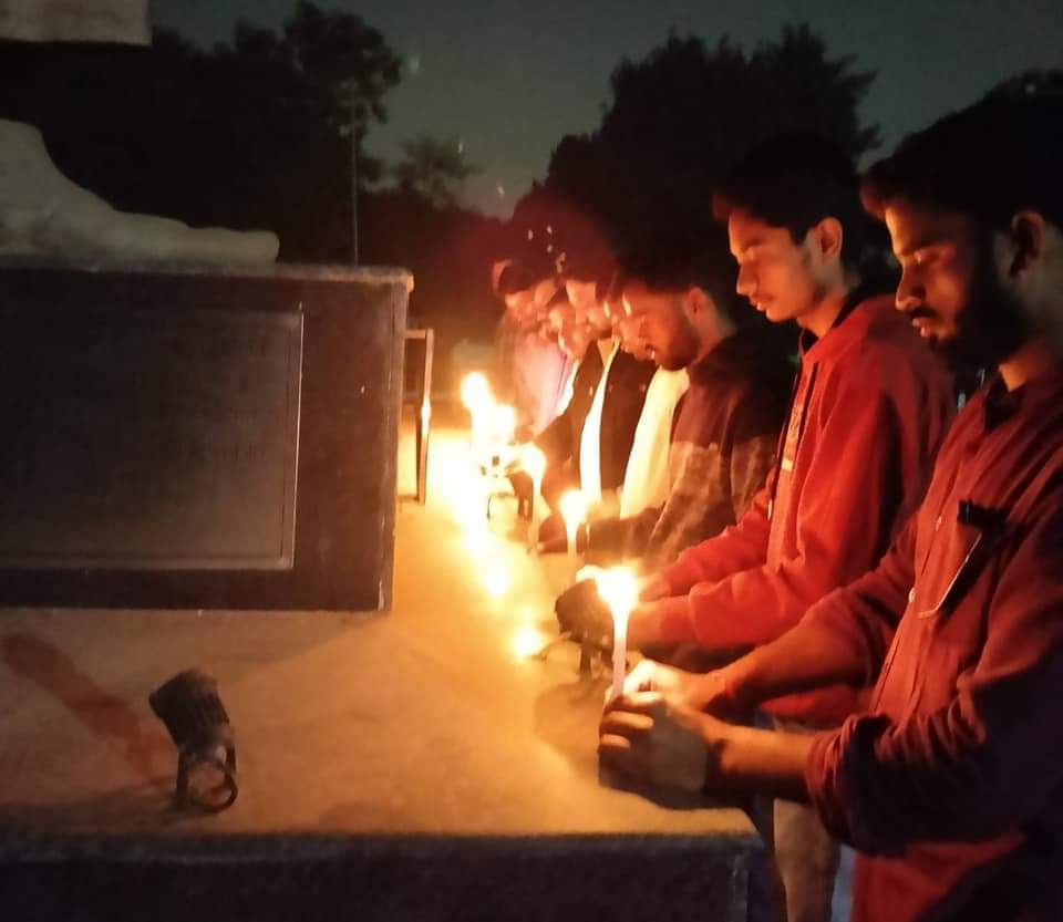 SaurabhSaujanya's tweet photo. CSAUAT कैम्पस स्थित अमर शहीद चंद्रशेखर आजाद प्रतिमा के समक्ष #रेजांगला के वीर शहीदों की स्मृति में दिया जलाकर श्रद्धांजलि अर्पित की. https://t.co/jy5KGBbNxO