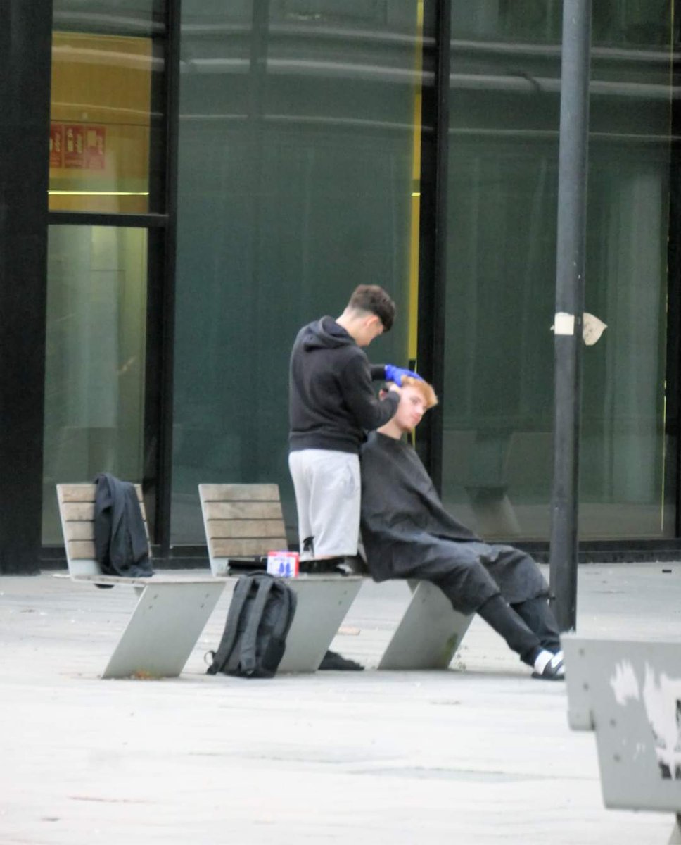tancatibarrat's tweet photo. La Barcelona donde todo vale, barberia al carrer, kins kollons https://t.co/5QC8lH7f7r