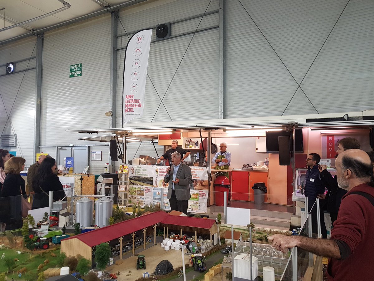 Interbev_Centre's tweet photo. Inauguration du stand des filières à @FermeExpoTours en présence de @TemGirard
👉 Ensemble pour notre #agriculture et notre #alimentation 🐂🥩🐄🥛🐐🐔🍗🐖🥓🍎🥕🌱 https://t.co/eW5WQ3xRiL