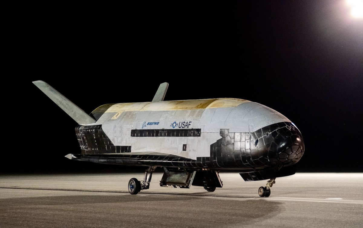 USSpaceForce's tweet photo. #ICYMI the X-37B successfully concluded its sixth low-orbit research mission last week. Our unmanned, reusable spaceplane was in orbit for 908 days. #EffectiveSpace
https://t.co/Ie8z10tm11 https://t.co/6l5aRZIOb4