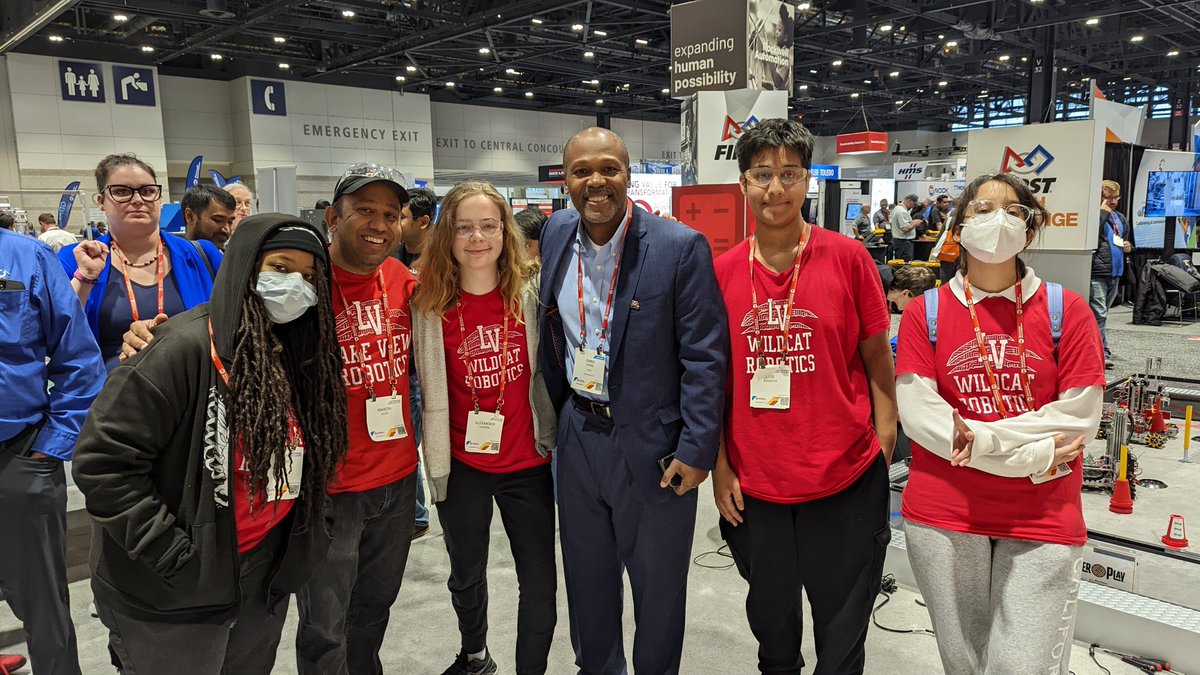 Teams from all over Illinois and Wisconsin got to meet with <a href="/FIRSTweets/">FIRST</a> CEO, Chris Moore, at the <a href="/ROKAutomation/">Rockwell Automation</a> Fair in Chicago this week! #omgrobots #first #rockwellautomation #robots #fll #frc #ftc