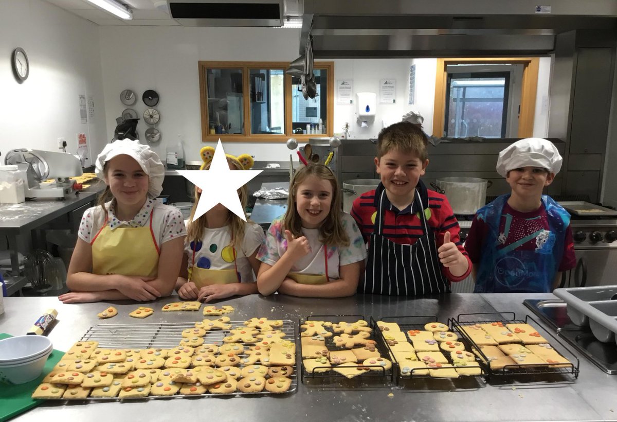 Cyngor ysgol yn brysur yn pobi bisgedi smotiau i werthu ar gyfer diwrnod #PlantMewnAngen  
 #ChildrenInNeed #smotiau #codiarian