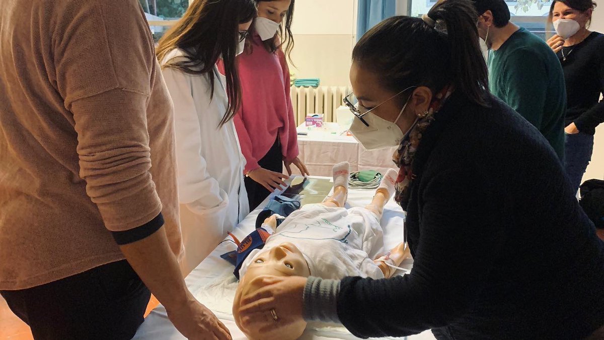 CentroSIMMeyer's tweet photo. 15-16/11/2022

Corso di #Analgosedazione procedurale #pediatrica in #ProntoSoccorso. Scenario con bambino con frattura.

#CentroSimulazioneMeyer #Simulazione #Simulation #Pediatric #Pediatria #AOUMeyer #Meyer #Healthcare #Sanità #Firenze #SIMMeyer #infermieri #infermiere #medici https://t.co/9eaIEb1XLL