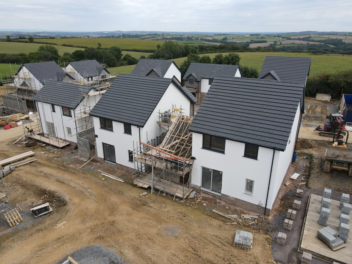 PearceConstruct's tweet photo. The new homes are progressing well at our Lower Abbots development🌟Don’t miss out on our current offers leading up to Christmas and reserve with up to £15,000 off!🌟 Contact @morrisandbott for details
#PearceQuality #NewHomes #LoveWhereYouLive #Devon #PearceHomes https://t.co/EQt4HHoExO