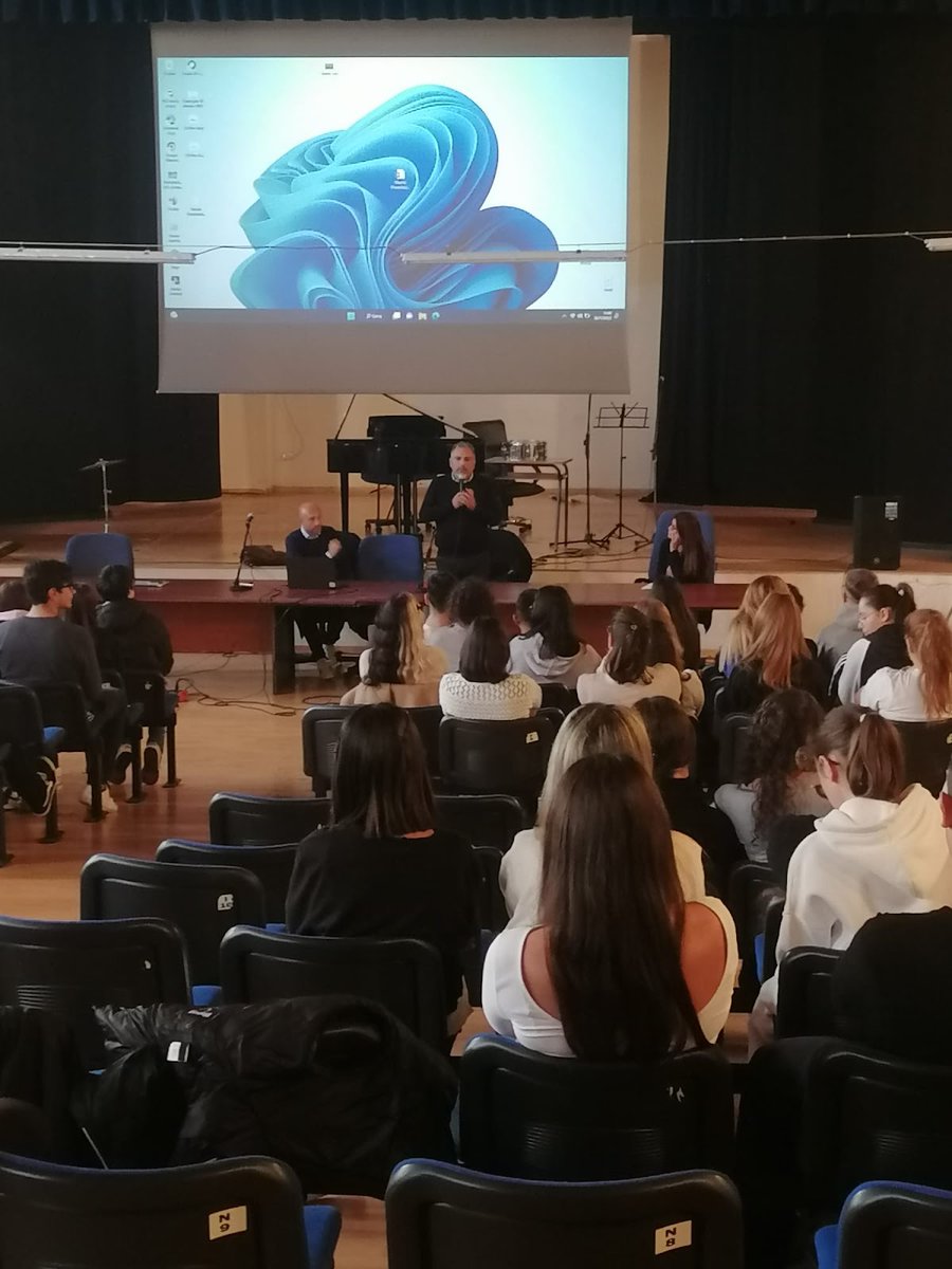 DiSoSWLabUnisa's tweet photo. Alcune immagini dell'incontro organizzato dal #disoswlab #DISUFF #UniversitàDiSalerno con  #AICS Salerno &amp;  #liceoseveri #settimanadellasociologia sul tema Ripensare il sociale dopo il Covid-19. Sport, benessere e corporeità
#COVID19 #unisa #weeksoc2022  #sport #social https://t.co/Qzwv1iuGV2