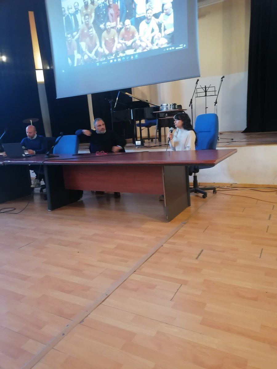 DiSoSWLabUnisa's tweet photo. Alcune immagini dell'incontro organizzato dal #disoswlab #DISUFF #UniversitàDiSalerno con  #AICS Salerno &amp;  #liceoseveri #settimanadellasociologia sul tema Ripensare il sociale dopo il Covid-19. Sport, benessere e corporeità
#COVID19 #unisa #weeksoc2022  #sport #social https://t.co/Qzwv1iuGV2