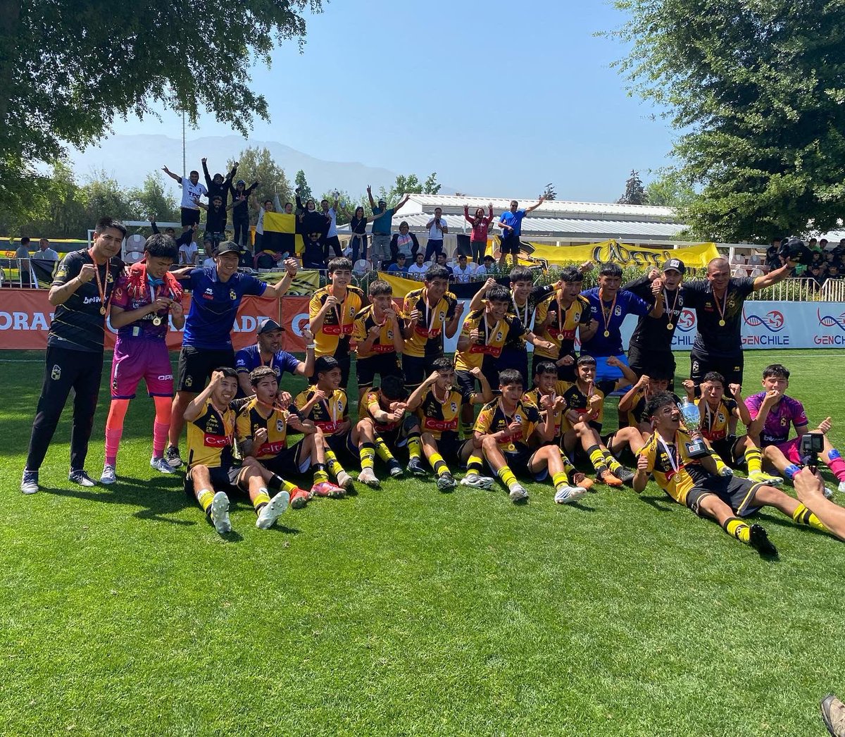 coquimbounido's tweet photo. 🏆 ¡CAMPEONES AURINEGROS! 💛☠️🖤

Felicitamos a nuestra serie #FormativoGatorade Sub 15 que levantó el título del Clausura en Quilín al derrotar a @FutbolUdeC 5-3 en la final 🥇

¡Fuerza y Coraje es la consigna! 💪

#PiratasYNadaMás🏴‍☠️ https://t.co/omEyFnQy0T
