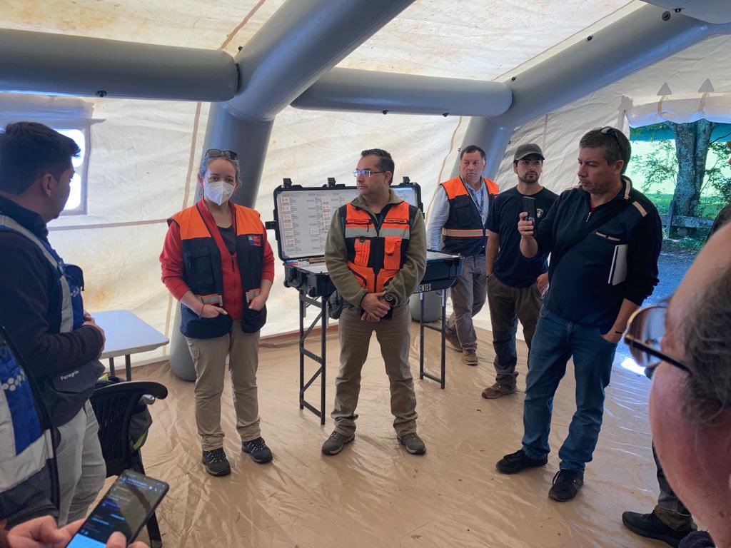 sernageomincl's tweet photo. SIMULACRO VILLARRICA: a esta hora, se realiza #simulacro por erupción de #VolcanVillarrica en establecimientos educacionales municipales y particulares de #Pucón. Participa equipo de @Sernageomin junto a directora de #ONEMIAraucania y autoridades locales. https://t.co/p8Ka9u5ElV