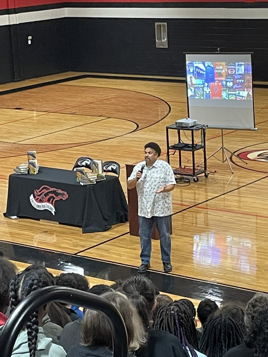 dztweeter22's tweet photo. Listening to Neal Shusterman this morning is a fan girl dream come true!! Such an amazing morning and the best gift my new campus has given me. His novels have enhanced my life. @NealShusterman https://t.co/WMOA5c0ByR