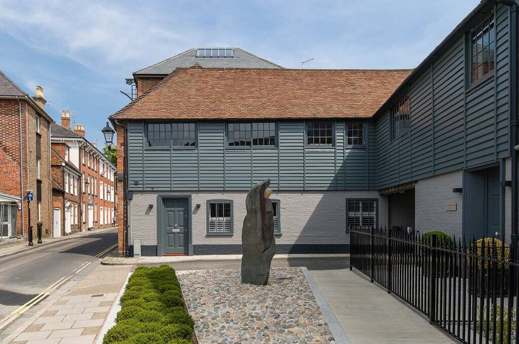 TodAnsteeProp's tweet image. This beautifully appointed, 2-bedroom ground floor #apartment occupies a favoured city centre location within an historic building, and we&apos;ve just listed it #ForRent! ⁠Head to our website, or contact Andrew directly to enquire further: todanstee.com/cgi-bin/proper… #tolet #todanstee