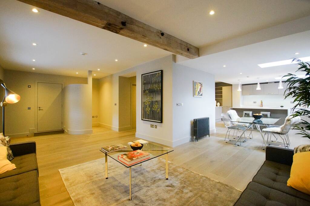 TodAnsteeProp's tweet image. This beautifully appointed, 2-bedroom ground floor #apartment occupies a favoured city centre location within an historic building, and we&apos;ve just listed it #ForRent! ⁠Head to our website, or contact Andrew directly to enquire further: todanstee.com/cgi-bin/proper… #tolet #todanstee