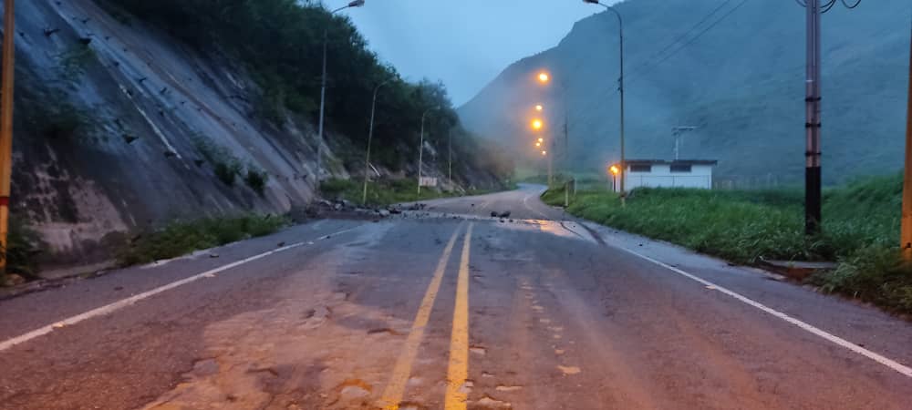 #18Nov || <a href="/JEHYSONGUZMAN/">JEHYSON GUZMÁN</a> sigue trabajando para salvaguardar la vida de los usuarios de la Local 008, donde las fuertes lluvias han causado afectaciones que impiden el tránsito vehicular con normalidad.

#PueblosUnidosYVictoriosos