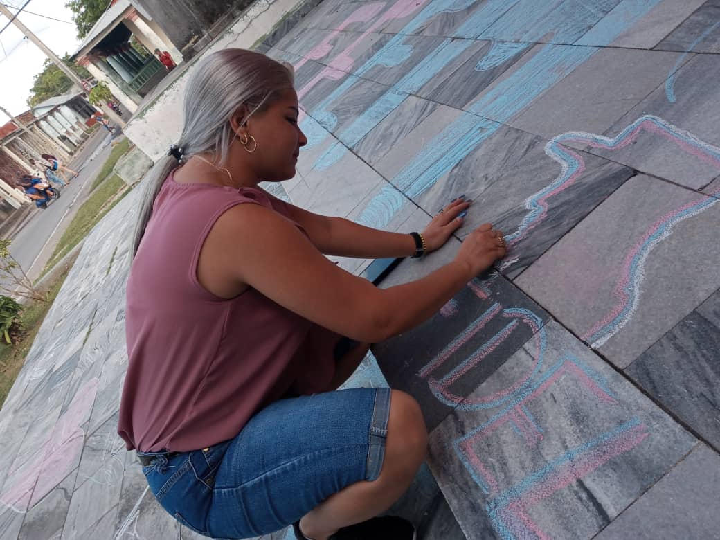 Muchas son las motivaciones que nos llevaron hoy a realizar un hermoso pinta calle😍en #IslaDeLaJuventud
📝El día internacional de los estudiantes
⛹️La aprobación de la Convención de los derechos del niño
⭐El VI Aniversario de la Desaparición física de Fidel ❤️
#TemosMemoria🇨🇺