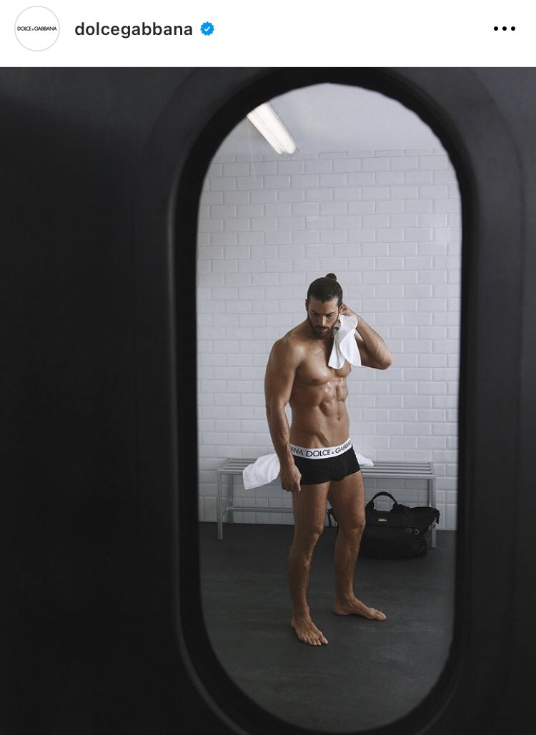 Solo con ser imagen de estas dos marcas dice mucho sobre el nivel de Can Yaman 💎
#CanYaman🧿
 #mercedesbenzItalia 
#DolceGabbana