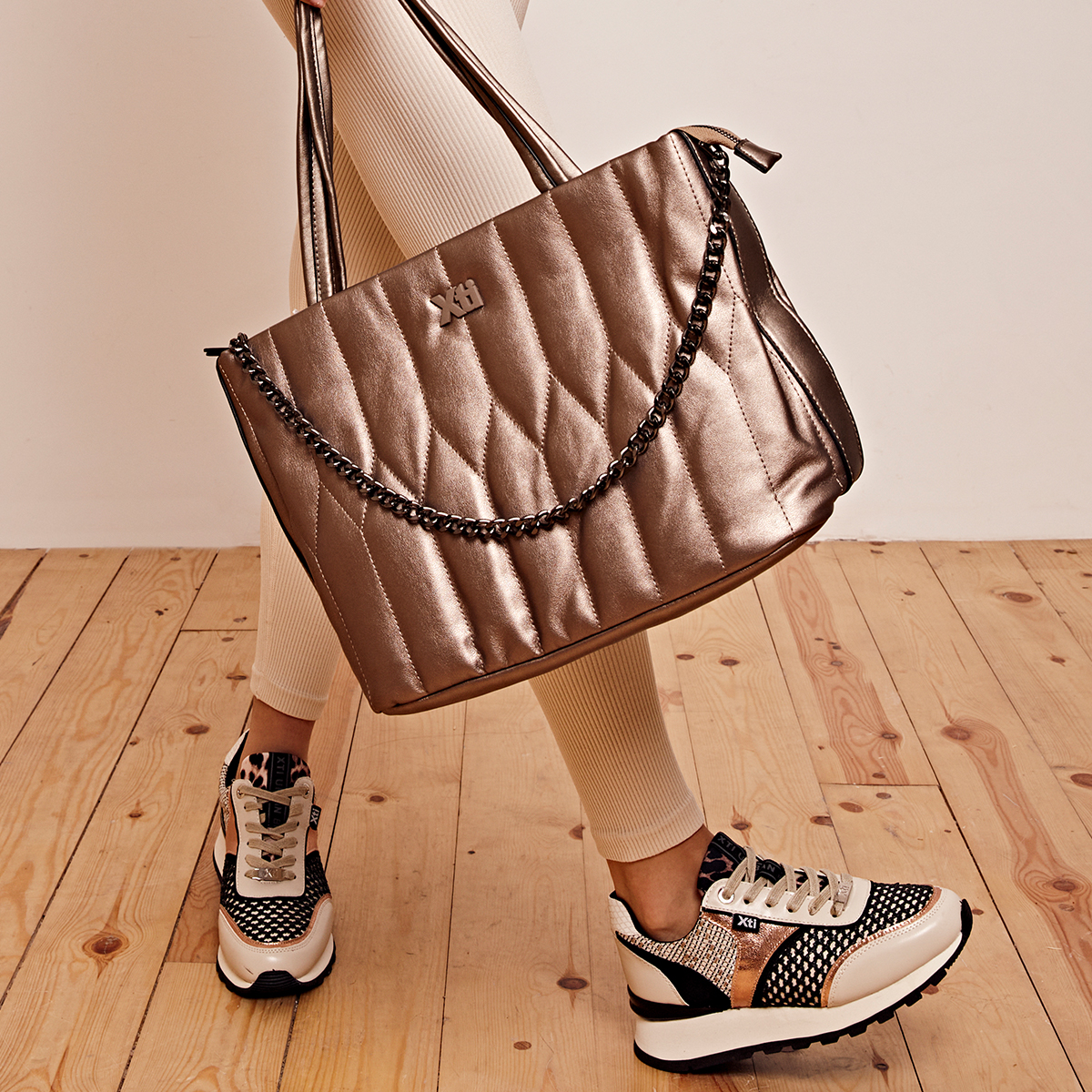 Si hay algo que no puede faltar este otoño en tu armario, son unas sneakers con un toque "gold" 🤩🌟

#Sneakers ref. 140094 - 59,95€

#xti #xtishoes #newcollection #newin #autum #otoño #nuevacoleccion #shoes #sneaker #boots #ankleboots #ootd #style #streetstyle #trend #trendy