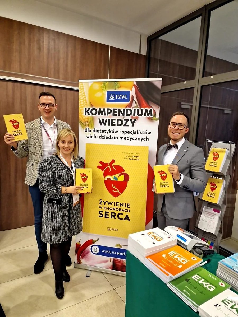 PZWLwydawnictwo's tweet photo. 🫀 @drczapla podczas @KardiolPrewenc 👍
Zapraszamy na nasze stoisko! #PZWL #żywieniewchorobachserca #kardiologiaprewencyjna https://t.co/CmIwHOkrtX