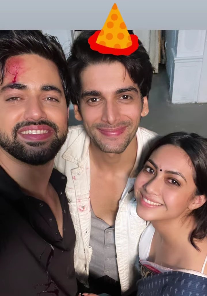 FanaaOfficial's tweet photo. Happiest birthday to Akshit aka our Doctor Ishaan Tandon!!!🥳🥳🥳

#AkshitSukhija #Fanaa #FanaaIshqMeinMarjawan #Aakhi #ZainImam #ReemShaikh https://t.co/0TnHRxDkko