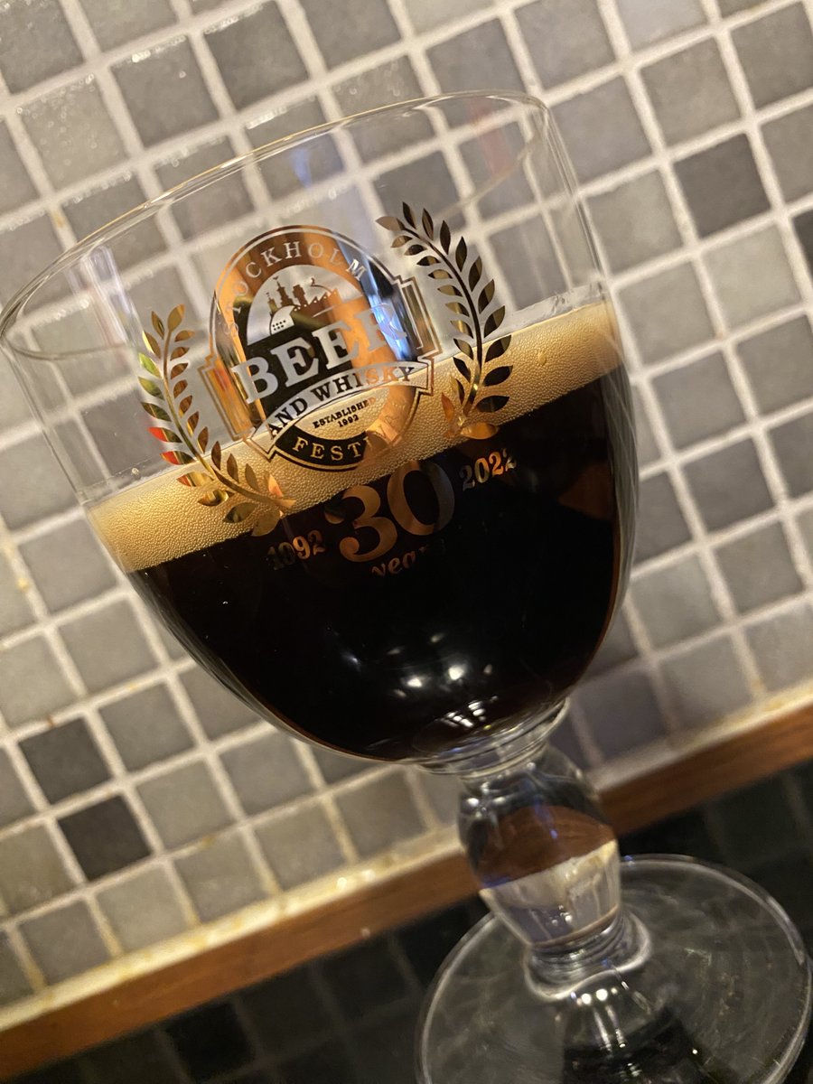 Provsmakar min stout Lussebulle, bryggd med saffran, russin och muskavadosocker. Ska precis föra över den till en liten keg för att ta med mig till hembryggarträffen Novembermörker i Linköping imorgon. 

#Hembryggning