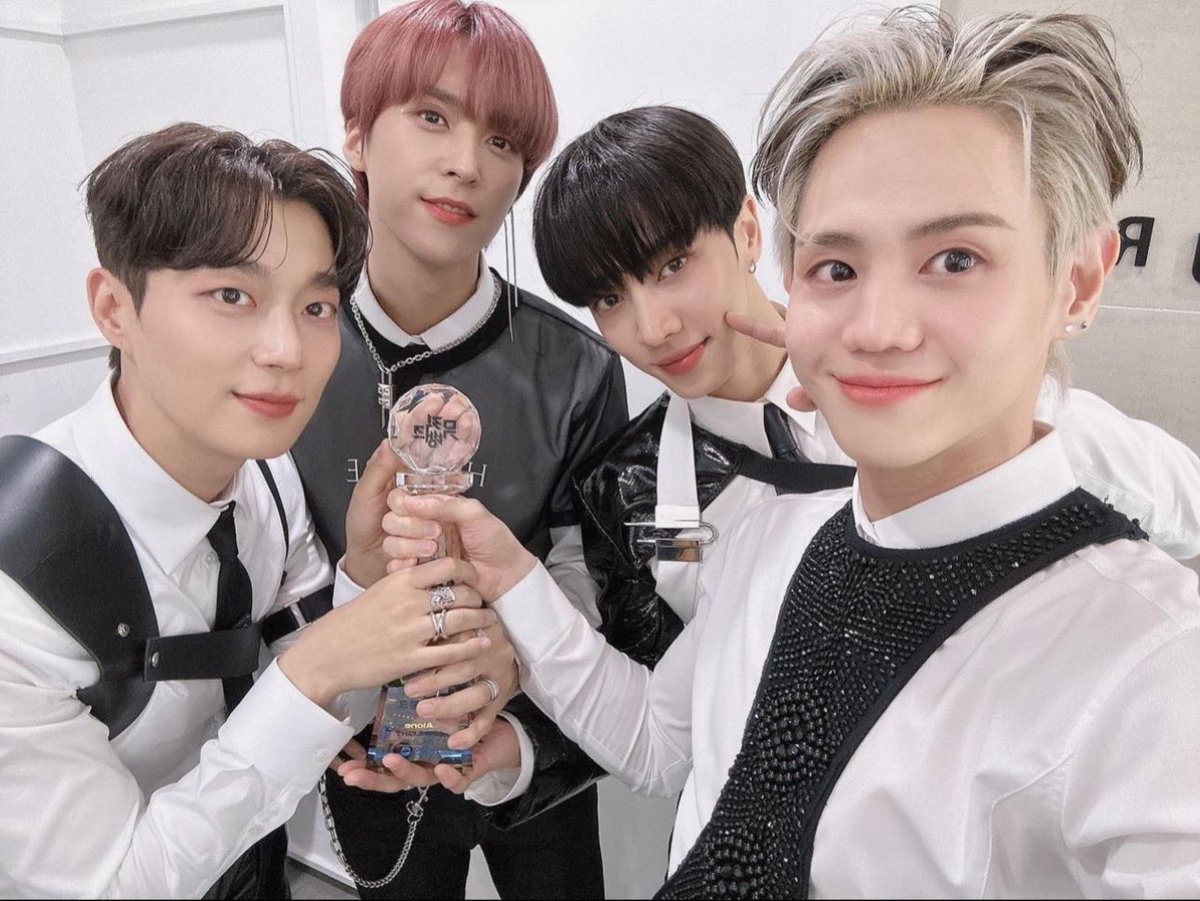 VickyHaw's tweet photo. Congratulations again to Highlight won the 1st place in Music Bank today😍Its really so happy for Highlight winning again and always feel so proud of you guys.The most happy is GiKwang able to be part of it today to hold the trophy together💙💛💚💜
#ALONE3RDWIN #HIGHLIGHT65THWIN https://t.co/5E7qsJkZ4H