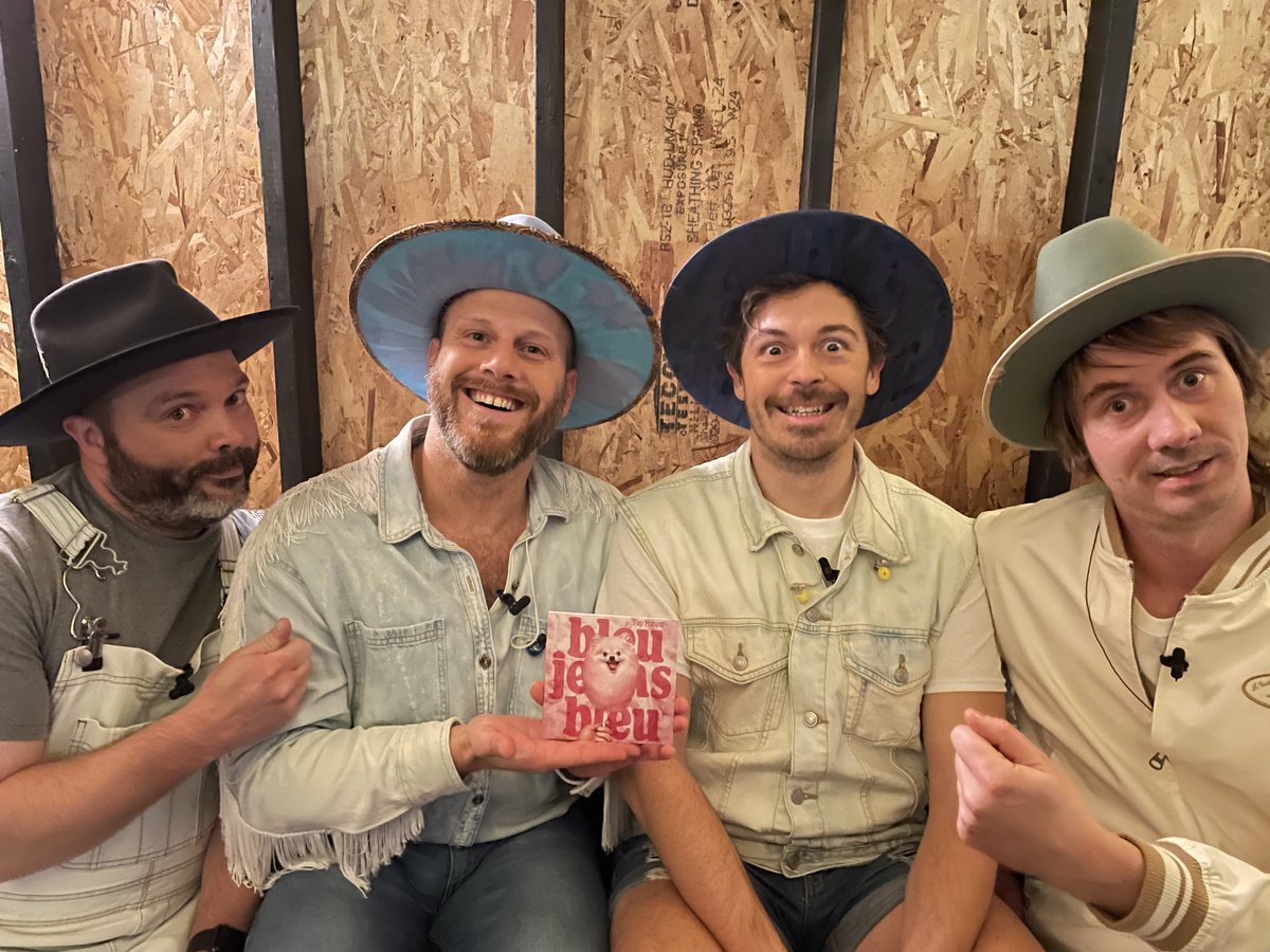 L'ALBUM TOP MINOU VOIT ENFIN LE JOUR!
L'énergie du band en show a été capturée avec amour sur un record, et ça c'est top minou! 🥳
linktr.ee/bleujeansbleu