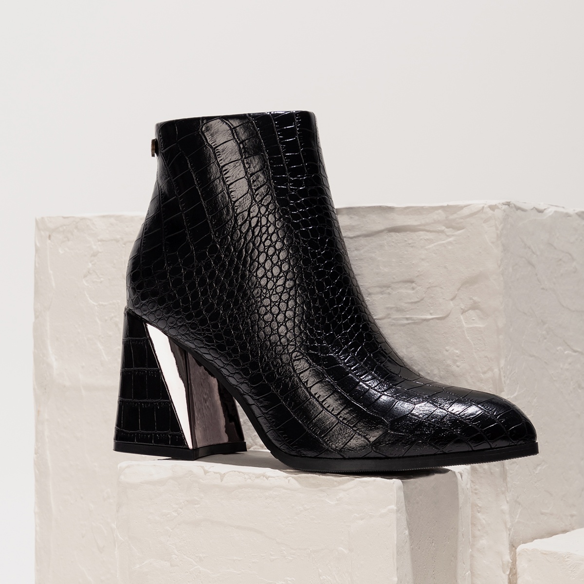 ¿En busca del look de fiesta perfecto?🥰 Tenemos los botines ideales que combinan con todo.

#Botines ref. 140411 - 59,95€

#xti #xtishoes #november #newin #newcollection #autum #autumwinter #autum22 #trend #trendy #shoes #boots #ankleboots #sneakers #zapatillas #fashion