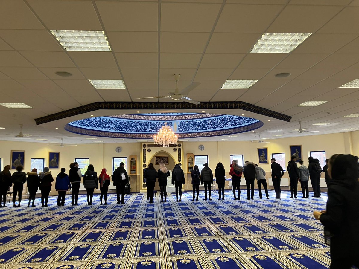 QariAsim's tweet image. A high school visited @LeedsMosque to learn about #Islamic practices.

One of the ways to address low level of #ReligiousLiterarcy is through educational institutions. 

#InterFaithWeek @IFWeek