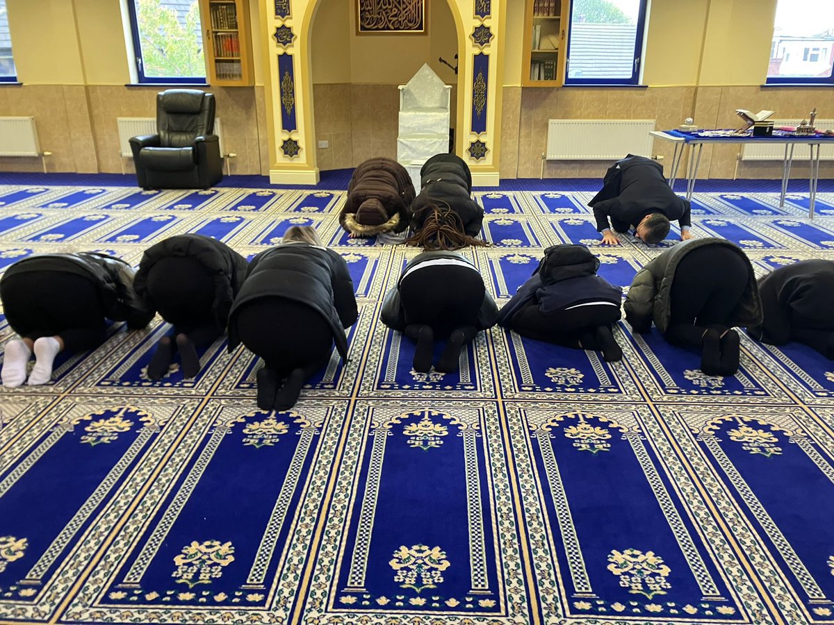 QariAsim's tweet image. A high school visited @LeedsMosque to learn about #Islamic practices.

One of the ways to address low level of #ReligiousLiterarcy is through educational institutions. 

#InterFaithWeek @IFWeek